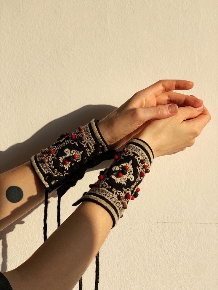 Detachable Cuffs, Embroidery And Beads, Couture Looks, Handmade Fashion Jewelry, Embroidered Linen, Embroidery Fashion, Casual Clothes, Fabric Jewelry, Mode Inspiration