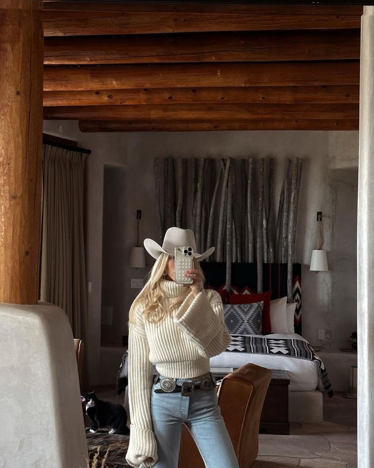 A dream roadtrip to celebrate the upcoming launch of @same denim! with @aubergeresorts 🤍 Fort Worth Texas @bowiehouseauberge >> Santa Fe… | Instagram Western Baddie, Cowgirl Winter, Montana Outfits, Colourful Closet, Aspen Winter, Western Cabin, Shea Marie, White Sands National Park, Nashville Outfit