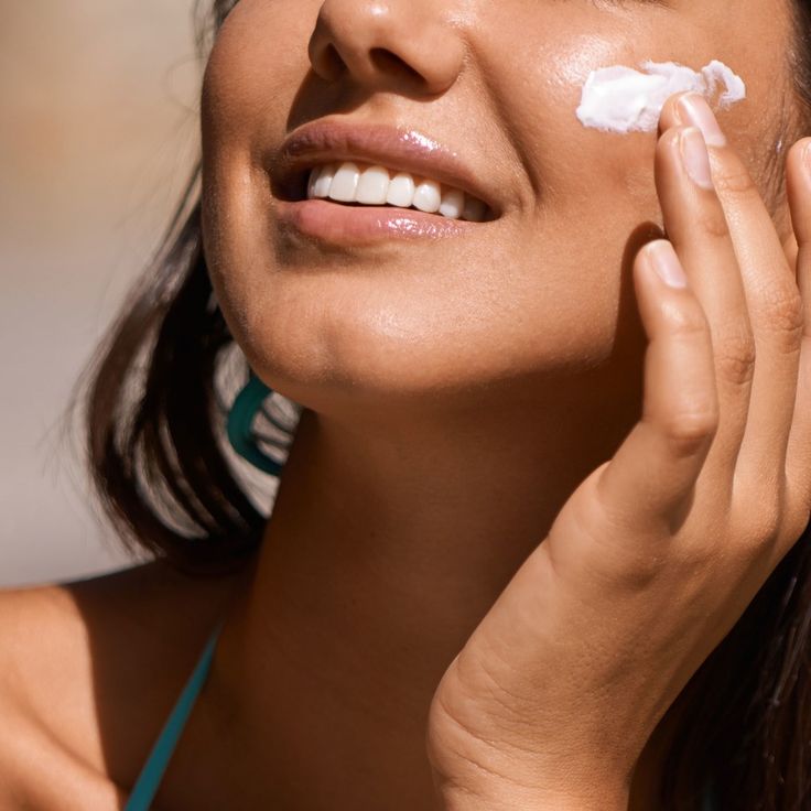 Should You Apply Sunscreen Before or After Moisturizer? Derms Weigh In - Allure Good Sunscreen For Face, Protector Solar Facial, Organic Sunscreen, Fitness Outfits, Yoga Outfits, Chemical Sunscreen, Best Sunscreens, Facial Moisturizers, Best Moisturizer