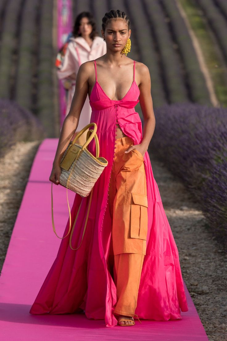 Don't Miss the Photos (or the Accessories) From This Beautiful Jacquemus Show in a Lavender Field - Fashionista Jacquemus Fashion Show, Jacquemus Dress, Haute Couture Style, Trendy Beachwear, Easter Dresses For Toddlers, 2020 Fashion Trends, Baggy Pants, Mode Inspo, Looks Chic