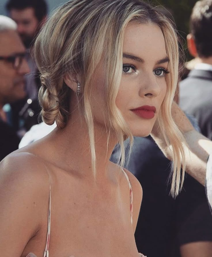 Why tf do people even ask "is flirting really cheating" .. bitch if I slap u with my left hand but I'm right handed, aren't u still getting… Margot Robbie Hair, Quick Hairstyles, Red Lip, Red Lipstick, Margot Robbie, Beauty Inspiration, Queensland, Harley Quinn, Hair Looks