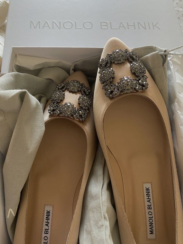 Manolo Blahnik Hangisi Flats, Hangisi Flats, Champagne Aesthetic, Hermes Aesthetic, Old Money Outfit Ideas, European Spring, Outfits Europe, Manolo Blahnik Flats, Jewellery Summer