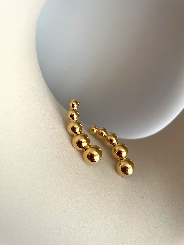 • rempli d'or
 • des boucles d'oreilles Gold Filled Earrings, Elegant Earrings, Elevate Your Style, Your Style, Gold Filled, Dots, Gold, Design, Art