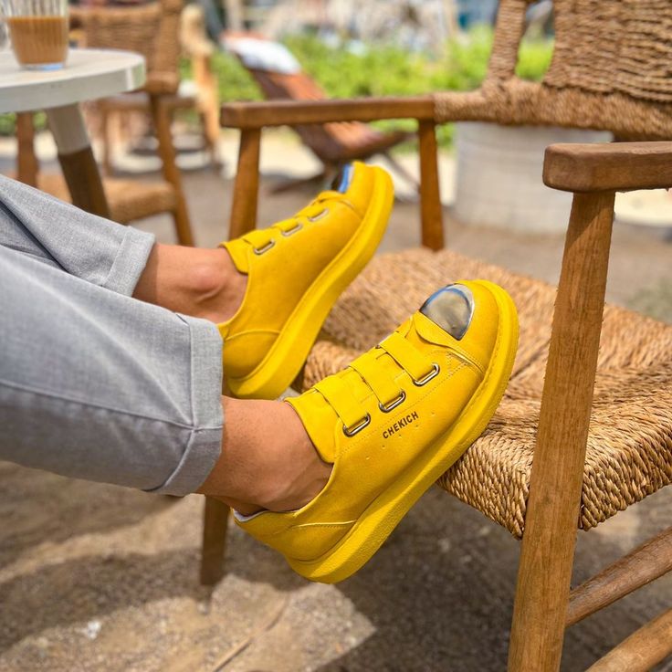 Luiz X 'All Yellow': tops bajos sin encaje
Mejora tu juego de moda con las zapatillas Luiz 'All Yellow' Slip-On. Estos lujosos zapatos cuentan con una puntera de espejo única y están hechos con cuero vegano de primera calidad. El elegante color amarillo agrega una declaración audaz a cualquier atuendo. Además, disfrute de la comodidad de la entrega y devolución gratuitas. Compre ahora para experimentar la combinación perfecta de estilo y comodidad con las zapatillas Luiz. Yellow Tops, Custom Sneakers, All White, Bold Fashion, Slip Ons, Vegan Leather, White And Black, Baskets, Slip On