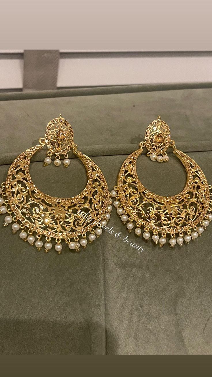 These stunning handcrafted Hyderabadi Chandbali earrings are a true masterpiece, designed to add a touch of elegance and grandeur to any special occasion. The earrings are meticulously crafted with intricate details, showcasing the artistry and craftsmanship of Hyderabad's traditional jewelry-making techniques. The earrings are gold-plated, offering a luxurious finish that exudes timeless beauty. Their bold and captivating design features a delicate fusion of curves and arches, forming the iconi Hyderabadi Chandbali, Chandbali Earrings Gold Antiques, Chandbali Earrings Gold, Hyderabadi Jewellery, Hyderabadi Jewelry, Sabyasachi Jewellery, Setting Inspiration, Chandbali Earrings, Cluster Earrings