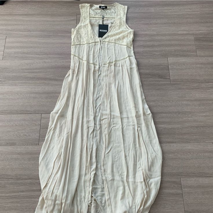 Brand New With Tags Attached Summer Sleeveless Lined Maxi Dress, Cream Flowy Sleeveless Maxi Dress, Flowy Sleeveless Maxi Dress For Daytime, Summer Sleeveless Cream Maxi Dress, Summer Cream Sleeveless Maxi Dress, Cream Sleeveless Summer Maxi Dress, Cream Sleeveless Maxi Dress For Summer, Sleeveless Cream Maxi Dress For Casual Wear, Cream Sleeveless Maxi Dress For Casual Occasions