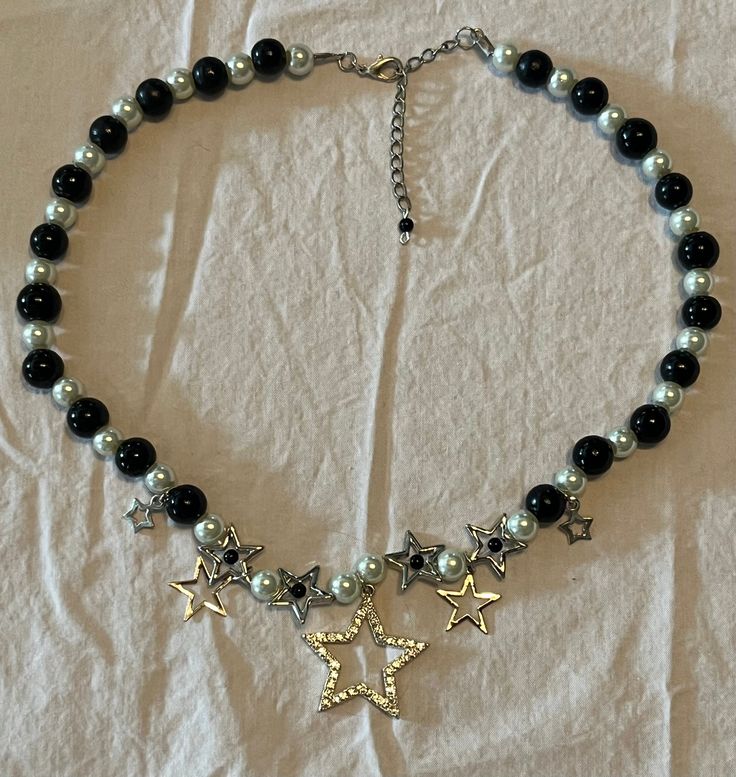 A Y2K/post grunge inspired necklace with recycled star pendants and recycled beads. Colares Grunge, Star Bead Necklace, Grunge Jewelry Diy, Diy Grunge Jewelry, Cute Beaded Necklaces, Grunge Jewellery, Grunge Necklaces, Necklaces For Summer, Necklaces Y2k