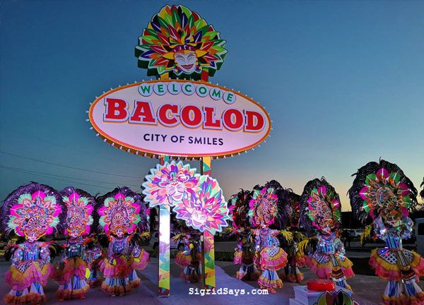 the welcome sign for bacolod city of smiles is lit up in bright colors