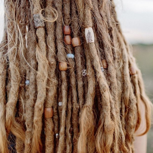 Photo by ❀ Linda | Dread Shop on February 16, 2021. May be an image of one or more people and outdoors. #Regram via @www.instagram.com/p/CLYbk59HvGX/ Dreads With Beads, Dreads Care, Long Dreads, Dread Accessories, Dreadlock Jewelry, Dreadlock Beads, Dread Beads, Dread Hairstyles, Dreadlock Hairstyles