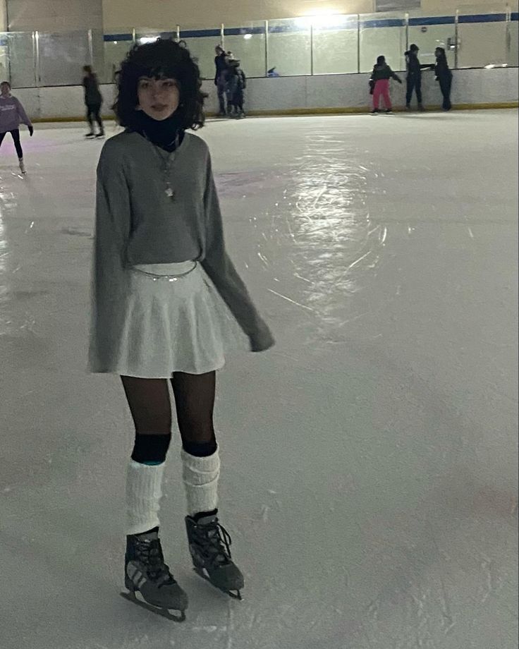 Outfit Ideas Winter Skirt, Cute Skating Outfits Winter, White Ice Skating Outfit, Best Ice Skating Outfit, Hairstyles With Skirts Outfit, Ice Skating Outfit Inspo Casual, Cute Skating Rink Outfits, Cute Grunge Outfits Winter, Ive Skating Outfit