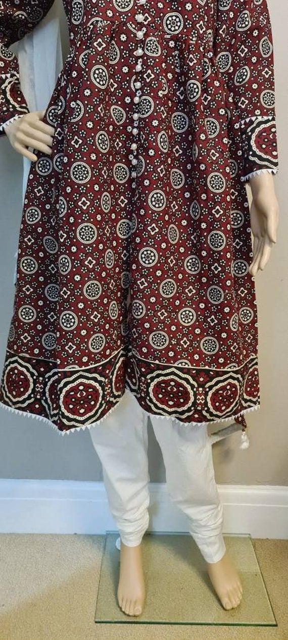 beautifully stitched PAKISTANI DRESS, Ajrak Dress kameez frock style and scarf this indian dress is for any occassion it is readymade and available in all sizes choori dar trousers SMALL- CHEST 36 INCHES MEDIUM - CHEST40 INCHES LARGE - CHEST 44 INCHES XTRA LARGE- CHEST 48 INCHES also available in kids sizes material: Cotton all my dresses are high quality and are made with special care we are proud to be in the business selling indian and pakistani clothes for over 5 years with 100% customer sat Ajrak Suits Design, Sindhi Ajrak Dress Design, Ajrak Dress Designs, Pakistani Dresses Shalwar Kameez, Indian Dresses Anarkali, Dress Design Pakistani, Suit Salwar, Frock Style, Pakistani Clothes