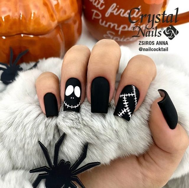 Nails Idea Halloween, Small Black Nail Design, Simple Nail Art Halloween, Hawollen Nails, Acrylic Nail Designs For Halloween, Sport Nail Designs, Halloween Inspired Nails Acrylic, Short Square Halloween Nails Acrylic, Seasonal Nail Ideas