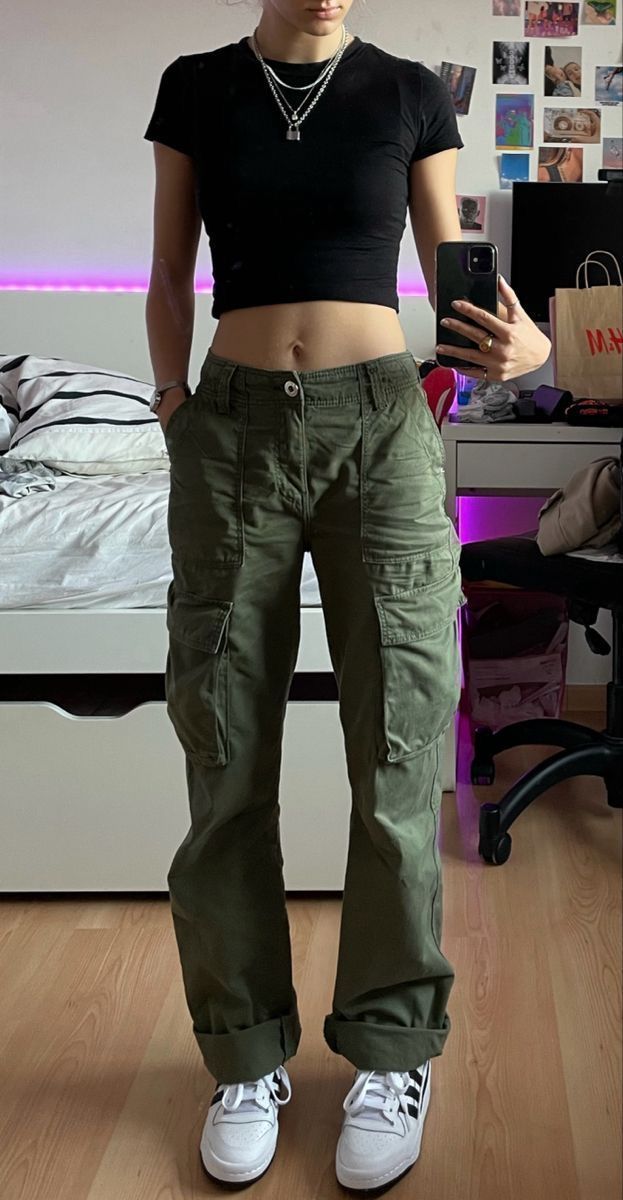 Olive Green Cargo Pants Outfit, Style Green Cargo Pants, Cargo Pants Outfit Summer, Cargo Outfits Women, Olive Pants Outfit, Stylish Cargo Pants, Green Cargo Pants Outfit, Tomboy Stil, Pakaian Hipster