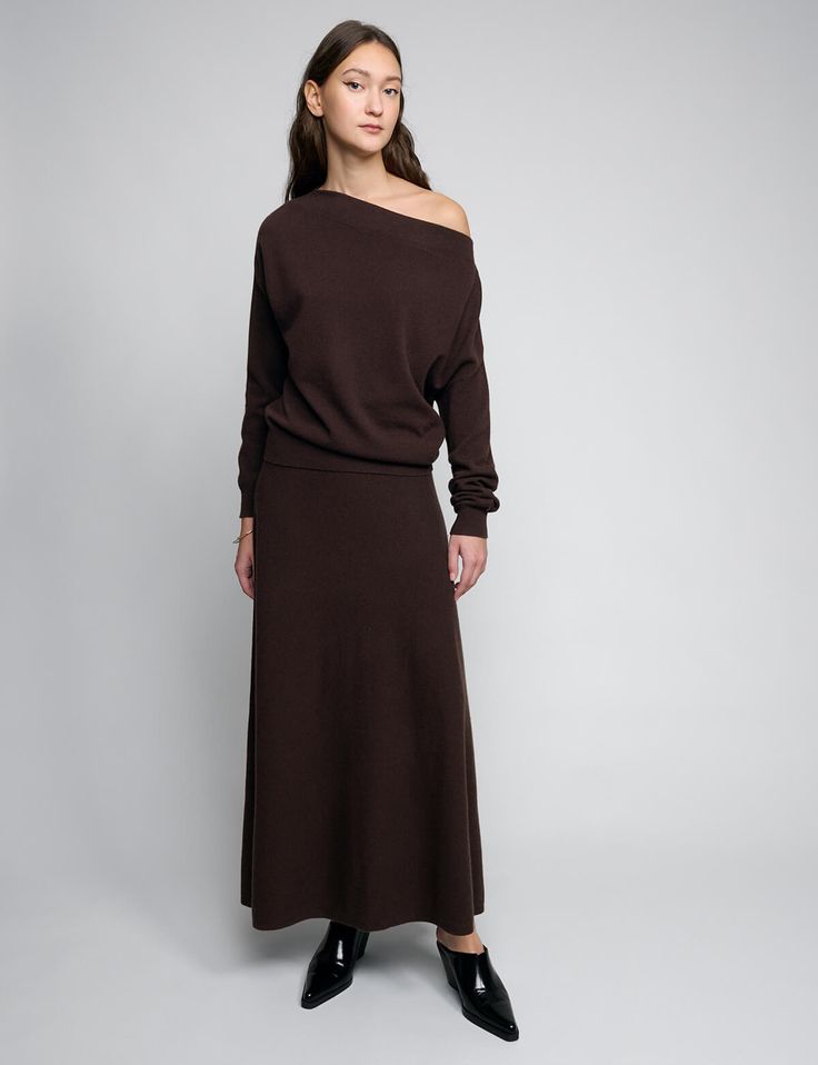 Chocolate brown maxi full skirt with elastic waistband . Styled with matching off-the-shoulder knit top. 50% wool, 50% polyesterElastic encased waistband Total length 39.5"Model is wearing a size S and model’s height is 5.9”Imported One Shoulder Knit Top, Brown Maxi Skirt, Maxi Skirt Winter, Brown Maxi Skirts, Skirt With Elastic Waistband, Full Maxi Skirt, Knit Maxi Skirt, Top 50, Full Skirt