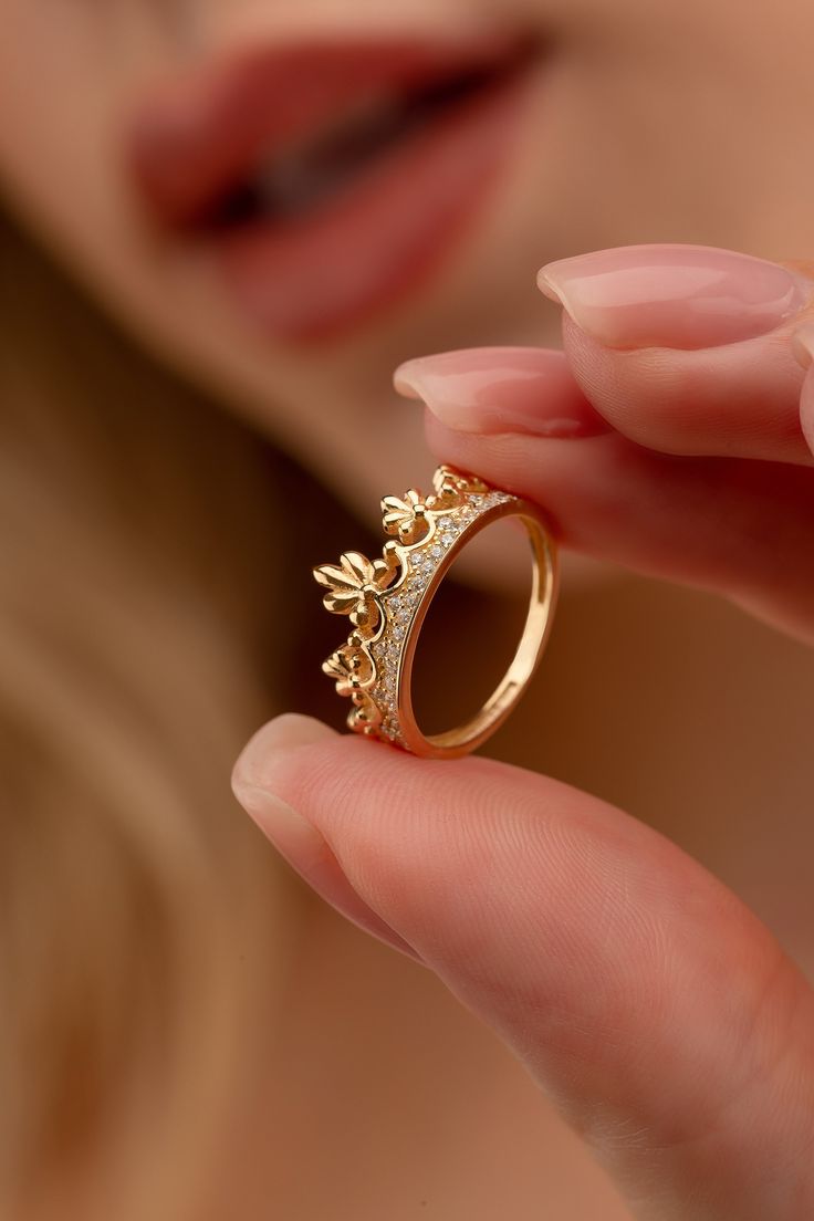 Jwellary Unique Gold Ring, Gold Ring Designs Wedding, Cute Ring Designs Gold, Big Gold Rings For Women, Queen Rings Princess Crowns, Womens Gold Ring Designs, Beautiful Rings For Women, Crown Ring Queen, 14k Gold Jewelry With Vs Clarity For Proposal