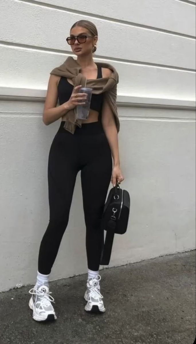 Woman with black sport top and black legging beige vest qns white shoes Baguio Ootd, Baguio Fits, Active Wear Outfits Winter, Baguio Outfit, Sporty Chic Outfits, Modele Fitness, Gymwear Outfits, Look Legging, Black Leggings Outfit