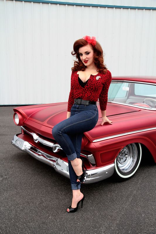 http://amzn.to/2vFEFTt Rockabilly Fashion Outfits, 50s Photoshoot, Stile Pin Up, Psychobilly Fashion, Pinup Photoshoot, Rockabilly Looks, Pinup Vintage, Seeing Red, Rockabilly Girl