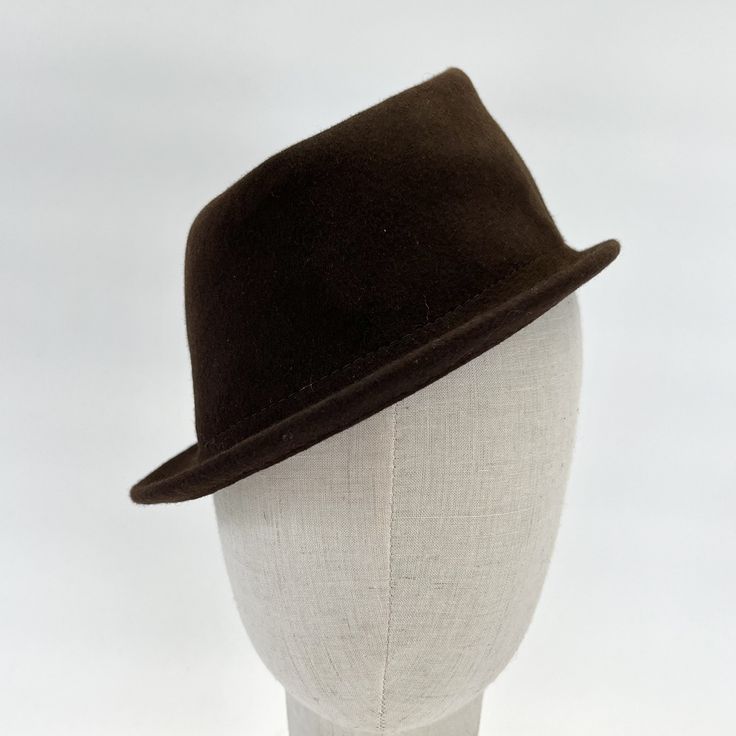 Small hat for self-decoration. Colour Espresso brown Material 100% wool Head circumference one size fits all The hat is already decorated with a grosgrain ribbon and a hat elastic on the inside. Elegant Brown Flat Cap, Brown Wool Flat Cap, Brown Felt Fedora With Curved Brim, Brown Felt Fedora Hat Bands, Brown Fedora Hat Bands Made Of Felt, Brown Flat Brim Felt Fedora, Brown Wool Fedora Hat, Brown Wool Fedora With Flat Brim, Brown Felt Hat With Short Brim