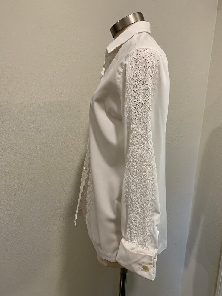 1970's Vintage White Blouse ~ Rhonda Lee, Says Size 34 But a Large, Button Down, Long Gorgeous Cut Out Sleeves, Slits on sides of Bottom of Blouse, Has 2 Button Cuff Links for Each Sleeve ~ Great Quality & Condition I will be mailing this Priority Mail or First Class International. Measurements Bust 40 Inch Waist 38 Inch Hips 40 Inch Shoulder to Shoulder 16 Inch Sleeve ~ Cuffed 23 Inch And UnCuffed 24 1/4 Inch Length ~ 27 1/2 Inch Slits on sides ~ 3 1/2 Inch Button-up Blouse With Lace Cuffs For Work, Workwear Button-up Blouse With Lace Cuffs, Classic Blouse With Lace Cuffs For Work, Workwear Blouse With Lace Cuffs And Button-up, Button-up Blouse With Lace Trim For Work, Daywear Button-up Blouse With Lace Cuffs, Classic Button-up Shirt With Lace Trim, Fitted Button-up Blouse With Lace Cuffs, Vintage Formal Blouse With Button Cuffs