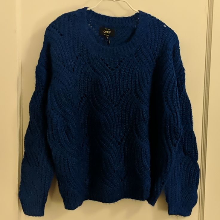 A Blue Knit Sweater Blue Fall Sweater, Blue Sweater Outfit, Dark Blue Sweater, Blue Knit Sweater, Sweater Oversize, S Crew, Blue Sweater, Navy Sweaters, Fall Sweaters