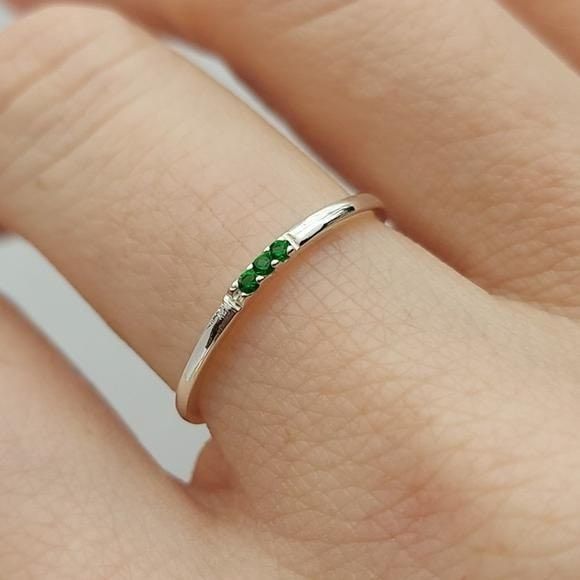 Baguette Birthstone Ring/ Inıtial Birthstone Ring/Silver Ring/ Dainty gold Filled Ring/ Rose Gold Filled Ring/ solid gold ring/ 18k ring/ vintage ring/ minimalist ring/ vintage gold ring HOW TO ORDER ? * Simply use the 'PERSONALIZATION BOX' to let us know the Birthstone that you would like Please write your Birthstone♡ Jan: Garnet Feb: Amethyst Mar: Aqua Apr: Diamond May: Emerald Jun: Alex Jul: Ruby Aug: Peridot Sep: Sapphire Oct: Pink Tourmaline Nov: Citrine Dec: Blue Topaz EX: Dec: Blue Topaz May Emerald, Vintage Gold Rings, Ring Rosegold, Zierlicher Ring, Lab Diamond Engagement Ring, Mother Rings, Gold Rings Fashion, Personalized Ring, Green Gems