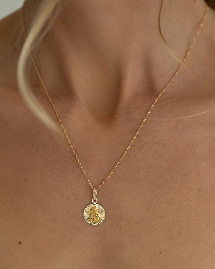 The small angel that is universally with you. Our sweet Angelito pendant is crafted in 14k gold and strung on our shiniest Singapore chain to offer a wholesome touch to your usual neck adornments. We love this necklace in a 16" length - pair it with a few more dainty chains for a charming, layered look. Que duermas con los angelitos. Gold Necklace Combo, Aesthetic Gold Necklace, Necklace Combos, August Moodboard, Necklace Combo, Small Angel, Layering Necklaces, Jewelry Lookbook, Jewelry Inspo