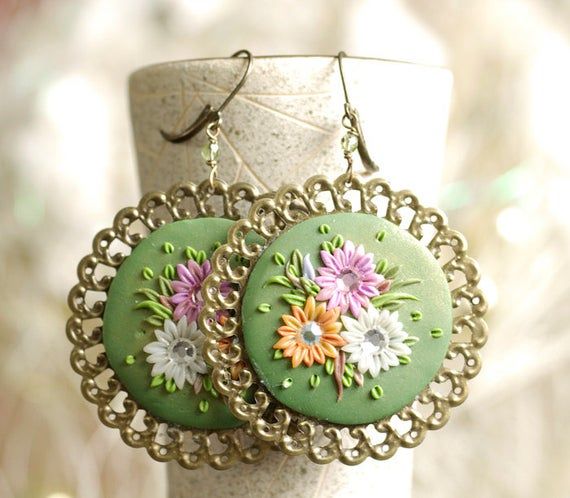 Unique green color dangled earrings with hand decoration of flowers in different colors. Clay set on beautiful brass finding. Swarovski Rhinestones embedded in the flowers. Filled with gold leaves to add shimmer. Total length is 72 mm.If you have any questions please send a private message and I will be happy to answer you! Green Polymer Clay Earrings, Rose Gold Bridal Jewelry, Cream Earrings, Blue Sapphire Necklace, Bridal Pearl Necklace, Boho Style Earrings, Pearl Necklace Wedding, Pearl Earrings Wedding, Vintage Style Earrings