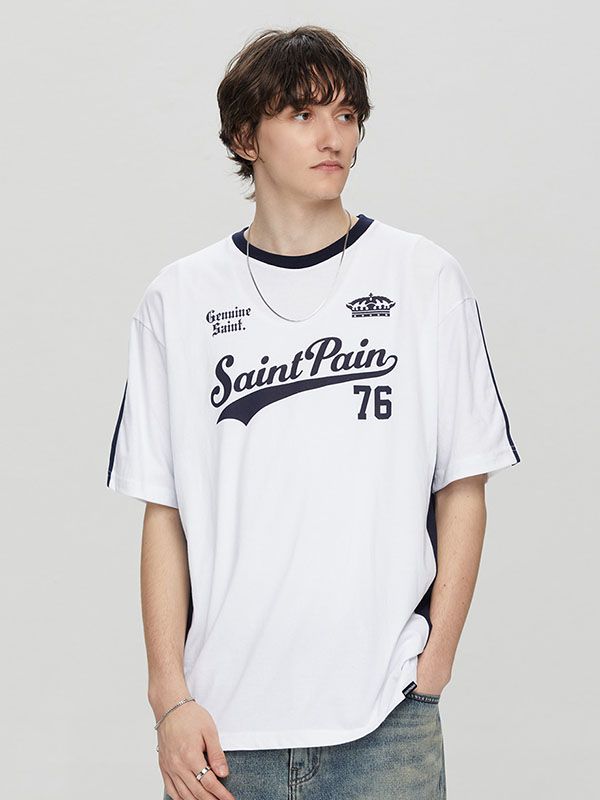 This sporty T-shirt is detailed with tapes, 90's graphic and color-blocking detail panels. It is made from 20's single cotton jersey for comfortable wear.- Ribbed round neck- Graphic print at front - Double tapes at sleeves- Point logo label at hem- Loose fit White Athleisure Jersey T-shirt, White Jersey T-shirt With Logo Print, White Varsity T-shirt For Streetwear, White Relaxed Fit T-shirt With Contrast Stripes, Athleisure Jersey T-shirt With Letter Print, Casual T-shirt With Contrast Panels For Streetwear, Collegiate Crew Neck T-shirt For Streetwear, White Varsity Jersey T-shirt, White Jersey T-shirt For College