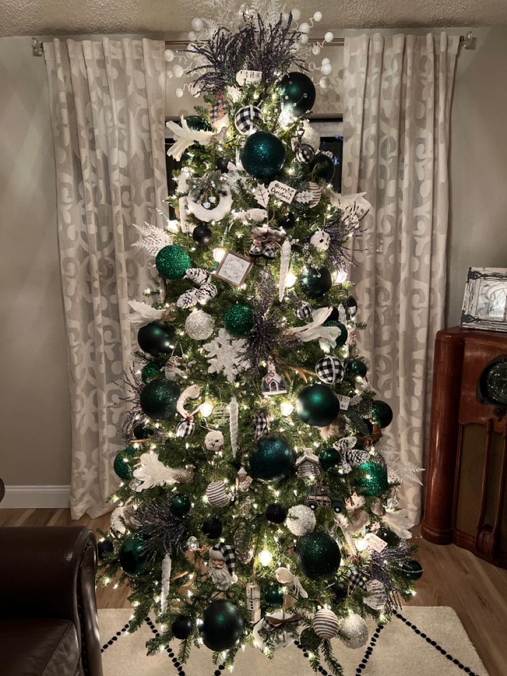 Christmas Black Plaid Christmas Tree, Green And Gold Christmas Decor, Champagne Christmas Tree, Black Christmas Tree Decorations, Decoration Ideas Christmas, Green And Gold Christmas, Green Christmas Decorations, Green Christmas Tree Decorations, Black Christmas Decorations