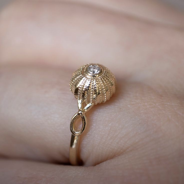 Sea Urchin Ring Ocean themed band Vintage Diamond Ring Seashell Wedding Ring Unique Antique Diamond Engagement Ring - Etsy Italia Seashell Wedding, Wedding Ring Unique, Vintage Diamond Ring, Antique Diamond Engagement Rings, Minimal Ring, Antique Wedding Rings, Snail Shell, Shell Ring, Vintage Diamond Rings