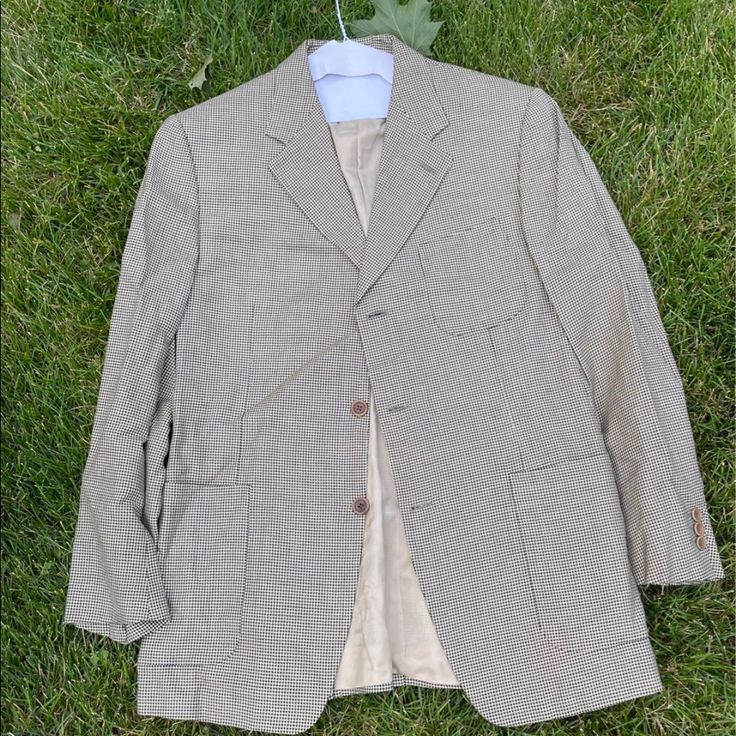 Bernini Men’s Suit Jacket Size Large In Very Very Good Condition Almost Brand New Worn One Time Classic White Tweed Jacket With Pockets, White Classic Long Sleeve Tweed Jacket, White Long Sleeve Tweed Jacket For Business, White Sport Coat With Welt Pockets For Fall, Fitted White Outerwear With Patch Pockets, White Business Outerwear With Welt Pockets, Vintage Business Casual Outerwear With Pockets, Vintage Business Casual Outerwear, Vintage Long Sleeve Business Casual Outerwear