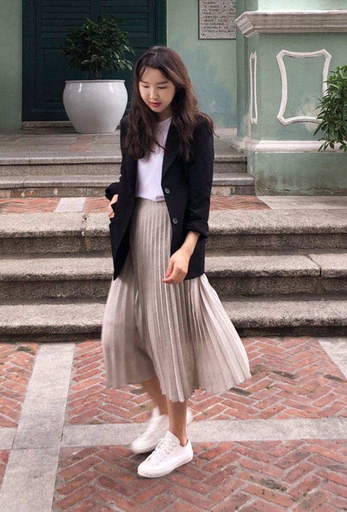 Blazer + tshirt + midi skirt Pleated Midi Skirt And Blazer Outfit, Midi Skirt Smart Casual, Long Blazer And Skirt Outfit, Blazer Skirt Sneakers Outfit, Smart Casual Long Skirt, Pleated Skirt Outfit Office, Knee Length Pleated Skirt Outfit, Modest Blazer And Skirt Outfits, Midi Skirt And Blazer Outfit