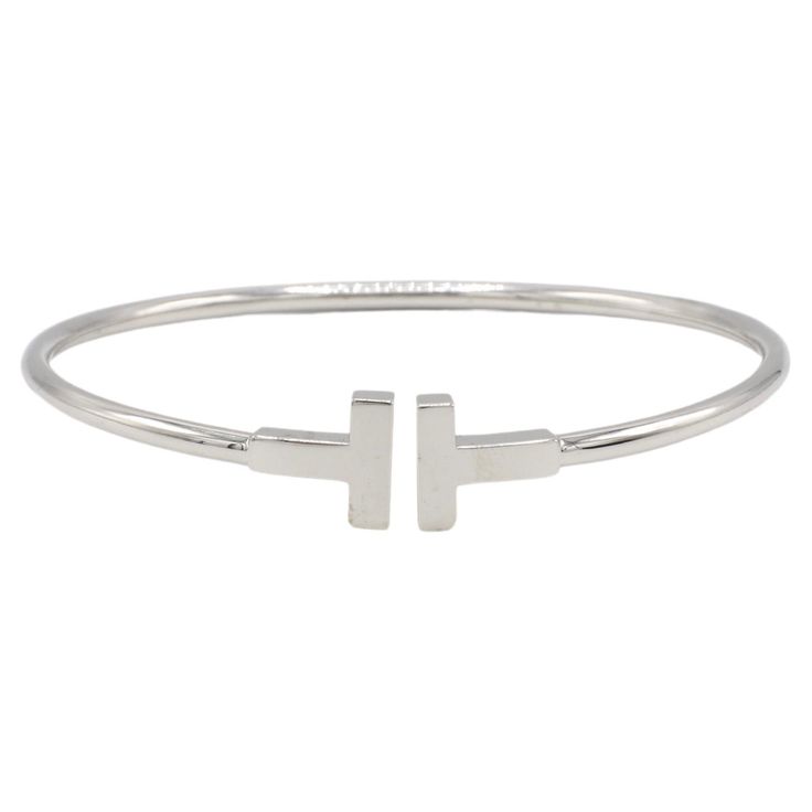 Tiffany & Co. T Wire 18 Karat White Gold Bangle Bracelet Metal: 18k white gold Weight: 7.82 grams Size: Medium, fits up to a 6.25 inch wrist Width: 2.5mm Diameter: 2.25 inches Retail: $2,800 USD Note: Original receipt & box Elegant Tan Bracelet For Gift, Tiffany And Co Bracelet, Modern Bangle, White Gold Bangle, Tiffany Diamond, Twisted Bangle, Modern Bracelets, Wire Bangles, Gold Bangle Bracelet