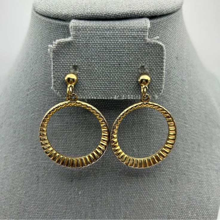 Vintage Gold Tone Textured Clip On Hoop Earrings  *Good Used Condition : see photos for minimal signs of wear *See photos for condition and measurements Top-Rated Seller | Same/Next Day Shipping | Offers Welcome | Bundle & Save! Everyday Metal Hoop Clip-on Earrings, Everyday Round Metal Clip-on Earrings, Everyday Metal Clip-on Earrings, Everyday Hoop Clip-on Earrings, Small Metal Hoop Clip-on Earrings, Small Metal Hoop Earrings Clip-on, Clip-on Round Metal Hoop Earrings, Clip On Hoop Earrings, Native American Chief