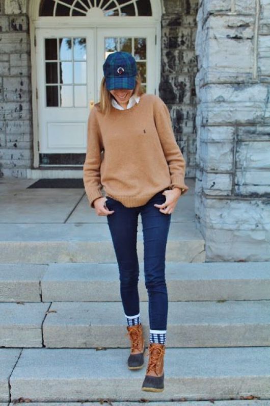 Duck boots are perfect for a preppy outfit! Adrette Outfits, College Outfits Winter, Stile Preppy, Preppy Winter, Outfits Preppy, Preppy School, Casual Chique, Casual Preppy Outfits, Looks Party