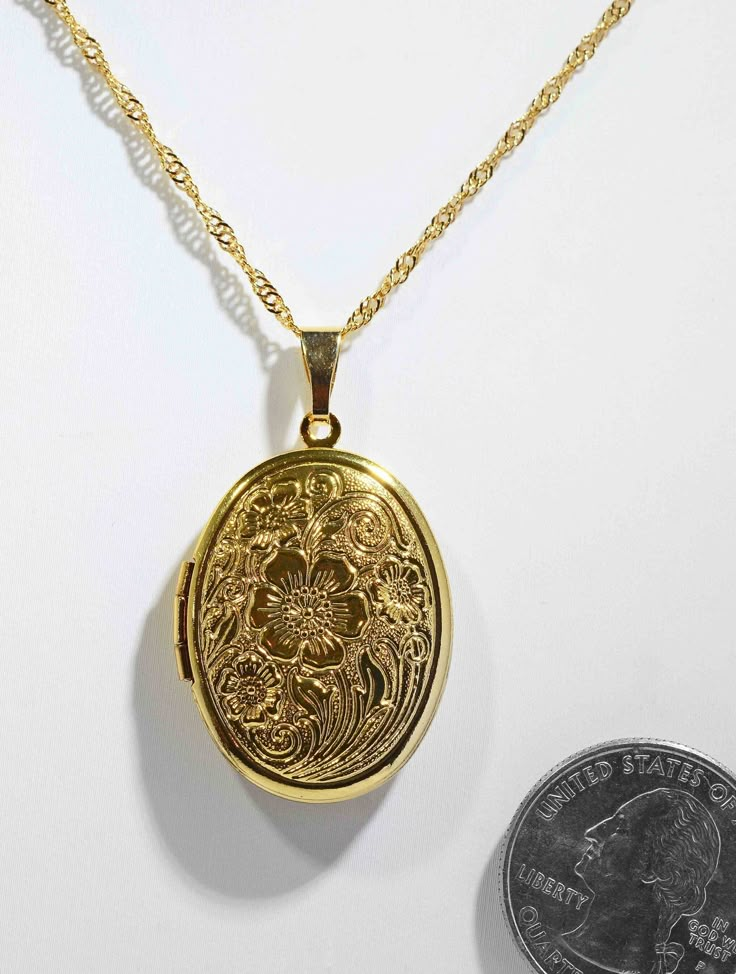 GOLD OVAL  1 Picture Photo Locket Memory / Keepsake Locket ☆  Oval Locket Measures        1.25 inches high       by 0.75 inches wide       with a lovely floral       engraved pattern on it ☆  Made of Stainless steel       and then GOLD plated ☆  Opens up for 1- photo insertion      which YOU will do at home. CHOOSE YOUR CHAIN from our PULL-DOWN MENU: A) A 1mm wide by 45cm/ 17.7 INCHES long     Gold SERPENTINE chain      with lobster clasp. B) A 2mm wide by 45 cm/ 17.7 inches      GOLD ROPE chain Picture Locket Necklace, Vintage Gold Locket Necklace, Locket With Picture Inside, Locket Necklace Aesthetic, Girly Jewellery, Lockets Gold, Golden Locket, Gold Lockets, Oval Locket Necklace