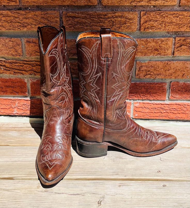 These vintage men's Texas made in USA authentic leather western cowboy boots are slightly used in good condition. These leather material boots are a brown colour with a brown stitching design. Pointed toe design, stitched soles with heels intact so you may enjoy these boots for a long time. Measurements: Label Reads: 8 1/2 EE M Shaft Height: 11 1/2" Inches Calf Width: 7" Inches Heel Height: 2"  inches Length of Foot: 10 1/6" inches - Heel to ball of foot We do our best to take live, clear and as Western Moto Boots For Western-themed Events, Vintage Brown Snip Toe Boots For Ranch, Country Style Moc Toe Boots For Western-themed Events, Rustic Vintage Brown Boots For Ranch, Vintage Brown Snip Toe Boots For Western-themed Events, Vintage Snip Toe Boots For Ranch, Vintage Snip Toe Ranch Boots, Vintage Snip Toe Boots For Western-themed Events, Retro Snip Toe Boots For Rodeo