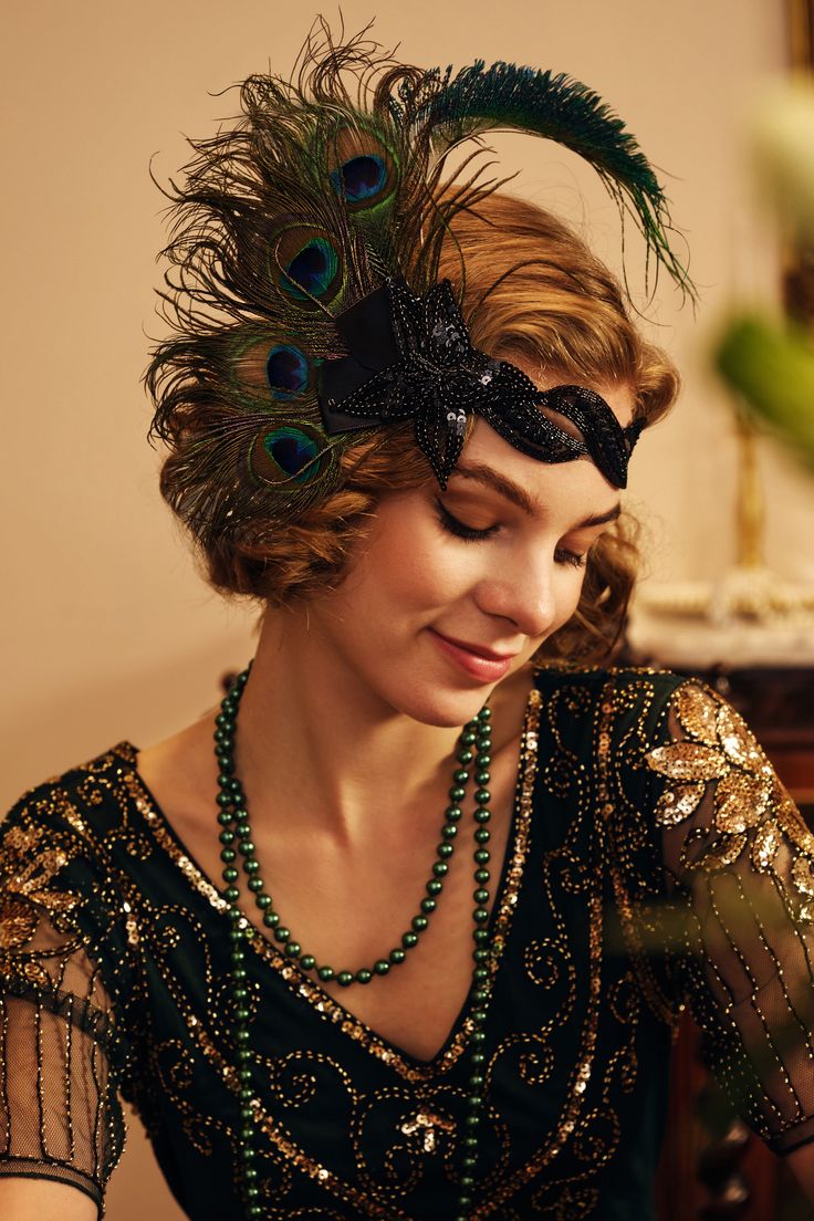 Roar back 100 years to unprecedented golden 20s with this headband, which perfectly create an elegant and sophisticated Gatsby style. Features: Blinking sequins and peacock feather Adjustable ribbon band Soft satin design Flower sequin decoration Note: This item is limited to GROUND SHIPPING ONLY. If expedited shipping is selected at checkout, all other items will be shipped via expedited shipping, while this item will be shipped separately by ground shipping. Peacock Headband, 1920s Hair Accessories, Look Gatsby, Christmas Dancing, Great Gatsby Headpiece, Flapper Outfit, Ribbon Embellishments, Flapper Hair, Gatsby Hair