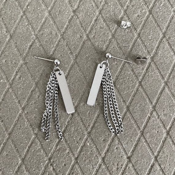 ▪️▪️▪️PRODUCTKpop Fringe Dangle Earrings316L surgical stainless steel Never Fade and HypoallergenicHeight : 5cmOne Pair of Earring ( 2pc )***VISIT STORE FOR MORE PRODUCT***🔗 https://www.etsy.com/ca/shop/TWISTEEL▪️▪️▪️ S H I P P I N G  All orders will be shipped on the next business dayUNITED STATES  - USPS First-Class Mail• 3 - 10 Business Days Tracking & Insurance includedCANADA - Canada Post• 3 - 14 Business DaysTracking & Insurance includedEUROPE• 10 - 45 Business DaysTracking & Trendy Silver Long Drop Earrings, Modern Earrings With Silver Chain For Gift, Trendy Silver Dangle Linear Earrings, Trendy Silver Linear Earrings, Modern Stainless Steel Dangle Jewelry, Modern Chain Earrings As Gift, Trendy Metal Chain Earrings, Modern Chain Drop Earrings, Minimalist Stainless Steel Dangle Earrings