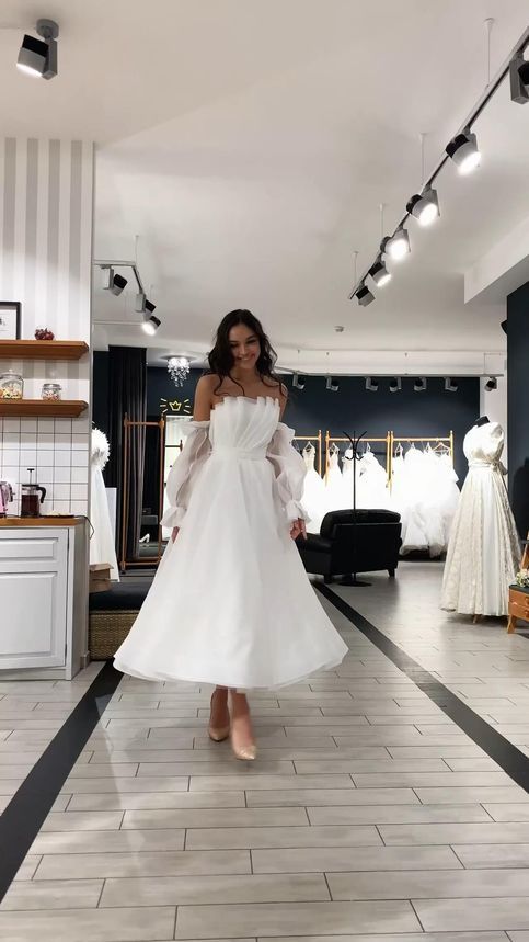 Off The Shoulder Wedding Gown, White Bridal Dress, Chic Evening Dress, Wedding Dress Bustle, White Bridal Dresses, Homecoming Dresses Short Tight, Homecoming Dresses Tight, Homecoming Dresses Long, Summer Wedding Outfits