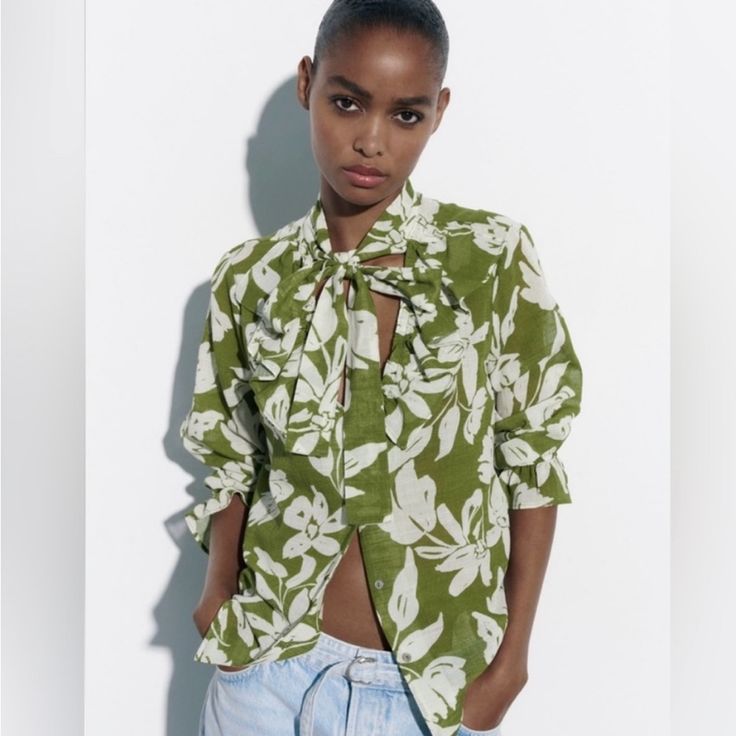 100% Cotton Blouse High Collar With Tie. V Neckline Below The Elbow Sleeves With Elastic. Front Button Closure Color: Green/Ecru Trendy Beachwear, Lady L, Vacation Shirts, Tie Top, Cotton Blouses, Casual Fits, Summer Tops, Zara Tops, Floral Printed