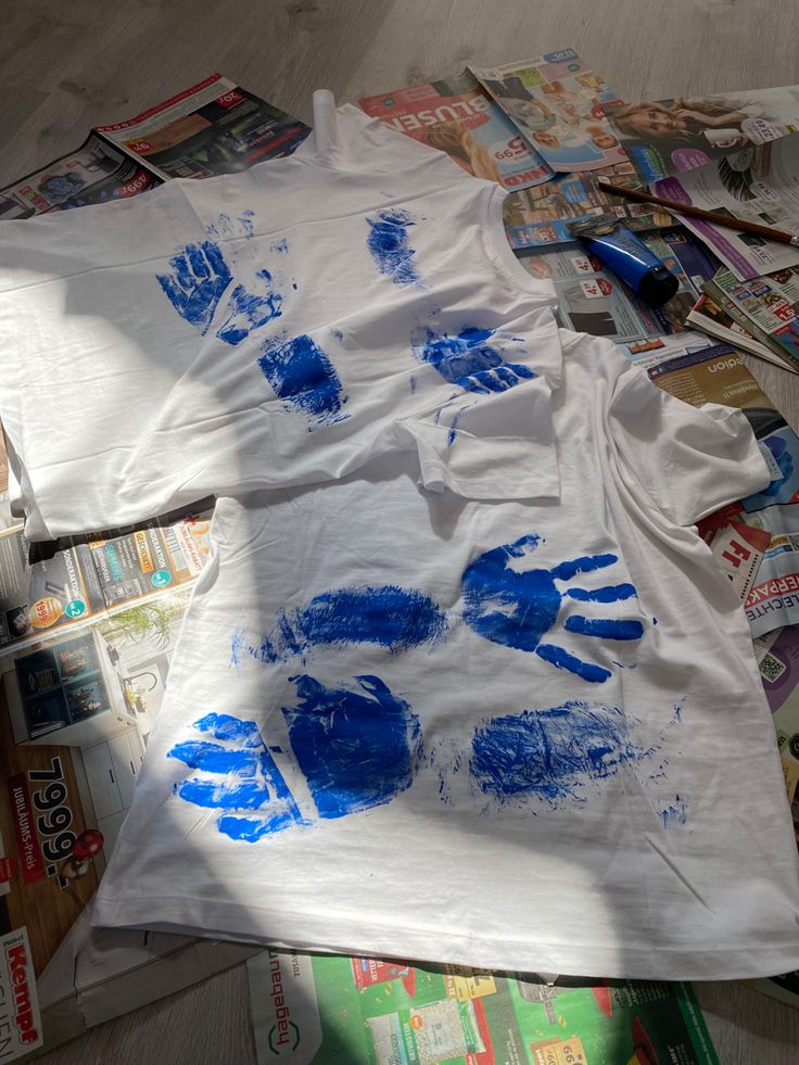 Hand print shirts Hug Shirts Diy, Hug Shirts With Paint, Hand Print Shirt, Hug Tshirt, Matching Shirts For Couples, Hand Printed Shirt, Tee Shirts Diy, Dates Ideas, Friend Things