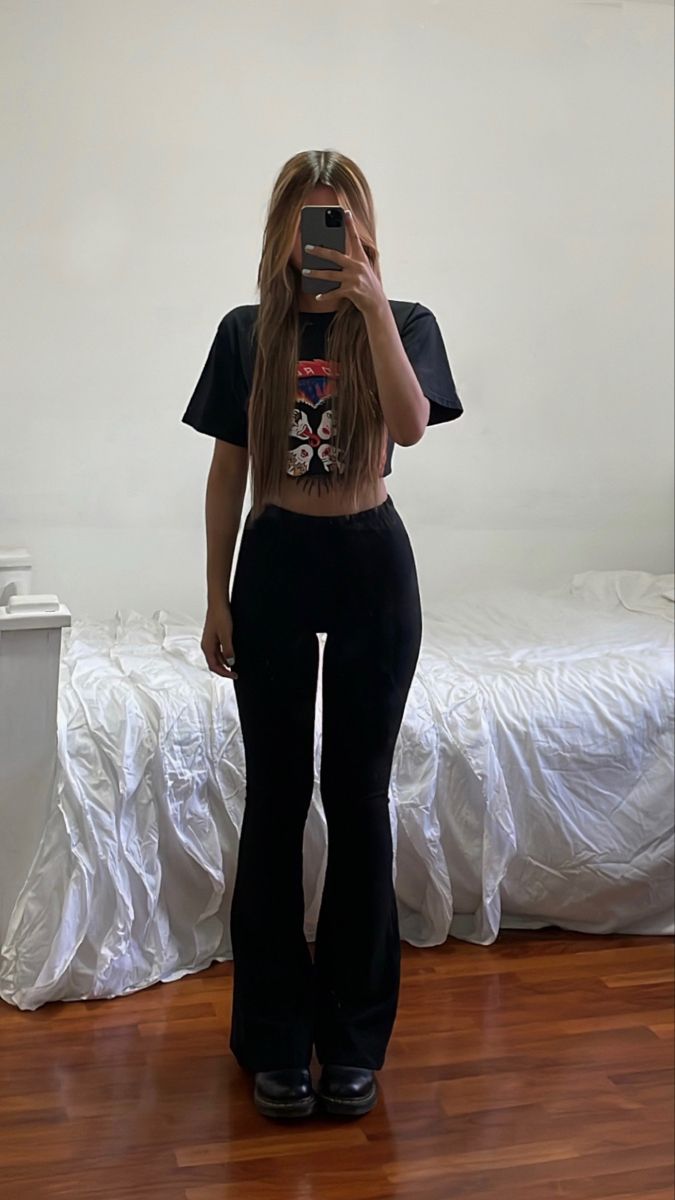 All Black Flare Pants Outfit, Flare Pants Business Outfit, Grunge Bell Bottom Outfit, Bota Campana Pantalon Outfit, Black Curdory Pants Outfits, Flare Yoga Pants Outfit Summer, How To Style Black Flared Pants, Black Courdory Pants Outfits, Flare Pants Outfit Summer