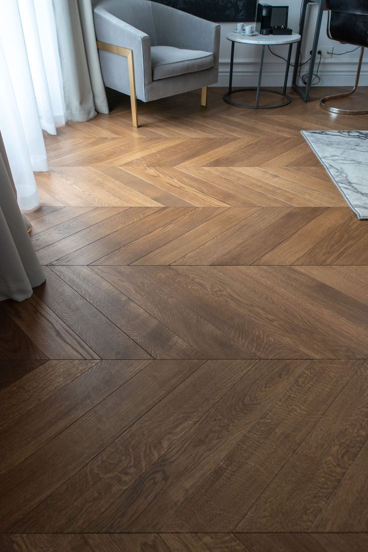 Chevron pattern parquet flooring Wooden Floor Living Room Decor, Parquet Colors, Wood Floor Interior, Parquetry Flooring, Chevron Flooring, Wood Flooring Ideas, Chevron Parquet, Vintage Wood Floor, Parquet Wood Flooring