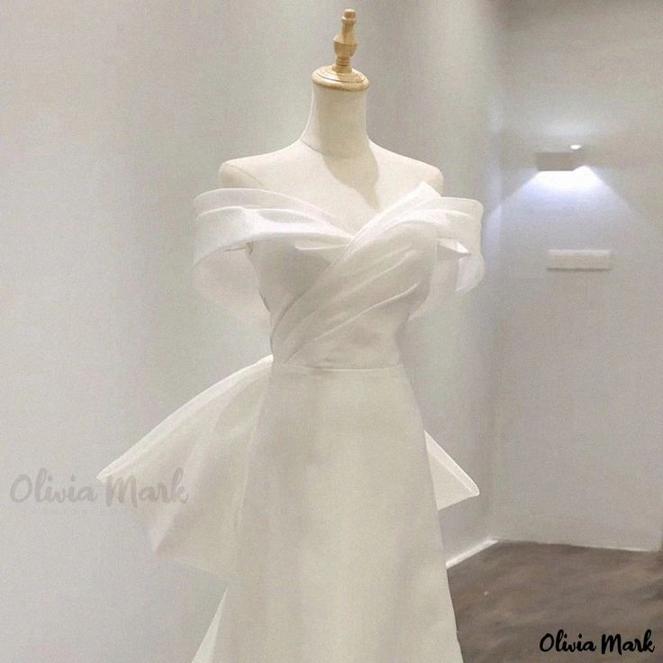 Olivia Mark - Vintage White Fish Tail Wedding Gown with Delicate Train – Ideal for Formal Events and Travel Photoshoots White Fish, Fish Tail, Wedding Dress Styles, Bodycon Mini Dress, Guest Dresses, Wedding Gown, Formal Event, Wedding Guest Dress, White Vintage