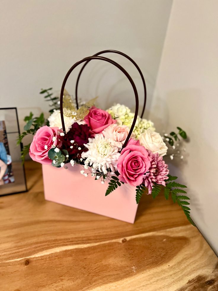 I love these bags I got from Amazon, makes the perfect gift for that special person! Flower Arrangement In Purse, Handbag Flower Arrangement, Flower Bag Bouquet, Flower Bag Arrangement, Purse Flower Arrangement, Flowers In Bag, Bag Flower Arrangement, Purse Bouquet, Lily Craft