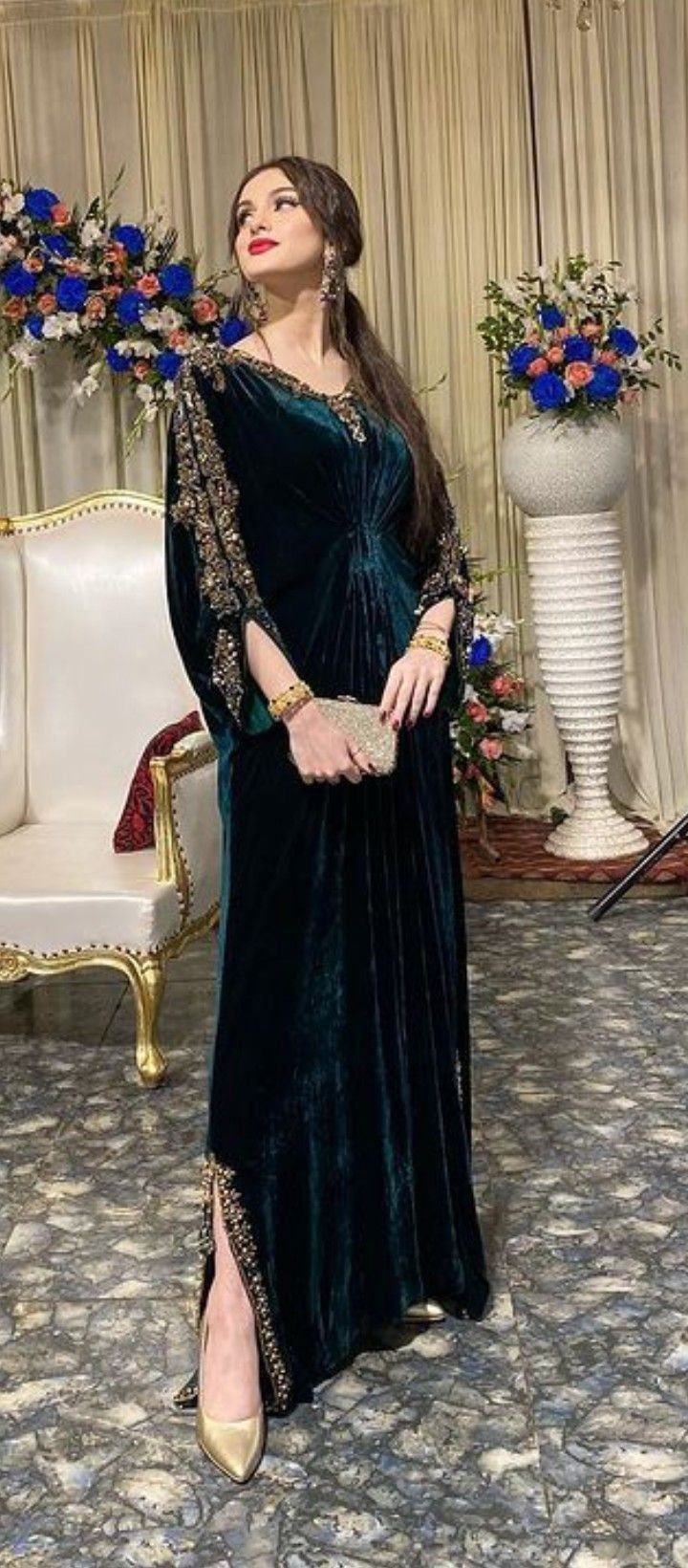 Velvet Pakistani Dress, Kaftan Designs, Velvet Dress Designs, Bridal Dresses Pakistan, Stylish Short Dresses, Pakistani Fancy Dresses, Pakistani Fashion Party Wear, Beautiful Pakistani Dresses, Fancy Dresses Long