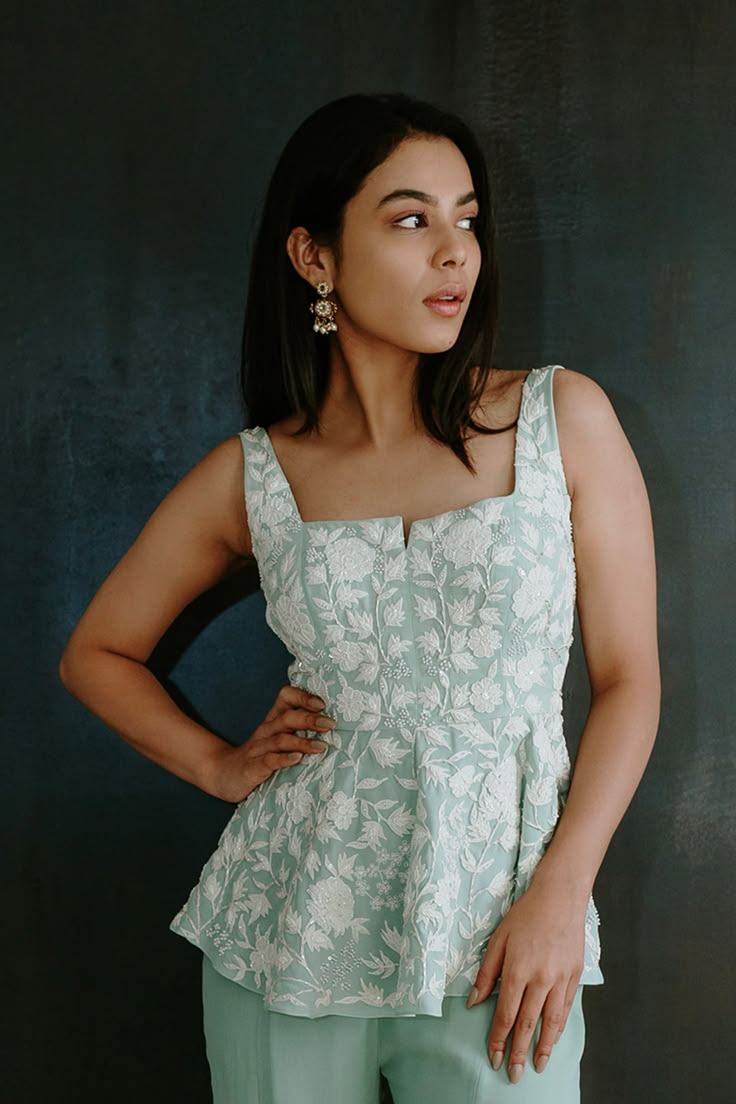 Short Kurti And Pants Design, Short Top With Sharara, Chikankari Peplum Top, Cotton Tops Sleeveless, Trendy Short Kurti Designs, Cotton Top Stitching Ideas, Short Kurti Neck Designs Latest Fashion, Sleeveless Design For Kurtis Latest, Short Kurti Ideas Style Patterns