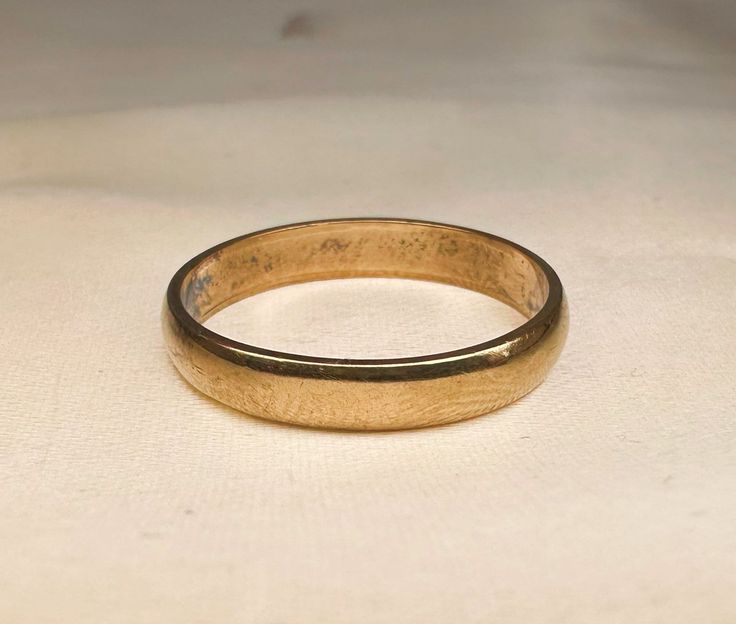 A beautiful German solid 8k yellow gold band, a timeless classic vintage band that will always look great! This mid-century vintage ring is signed 8k (333). Would make a nice gift for someone special! Material: 8k gold (hallmarked) Total weight: approx 1.6g US size: 7 1/4 (EU 54 1/2) Measures: band is 3 mm wide Vintage Thick Band Wedding Jewelry, Vintage 14k Gold Wedding Band With Decorative Designs, Vintage 14k Gold Wedding Band With Decorative Details, Vintage Yellow Gold Band Ring, Vintage Hallmarked Rings For Formal Occasions, Classic 14k Gold Wedding Band, Classic Engraved Wedding Ring With Hallmark, Vintage 14k Gold Bands, Classic Thick Band Bands As Gift