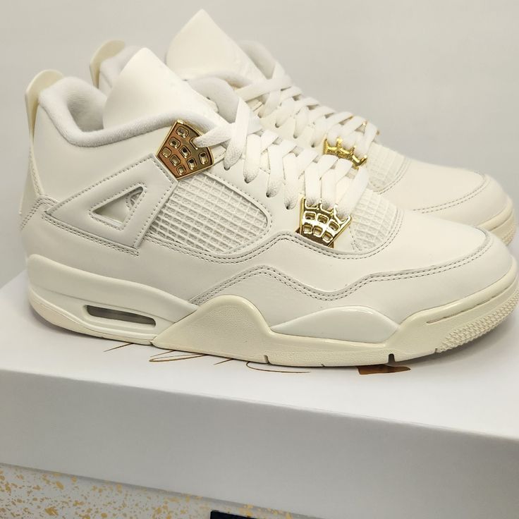 Brand New Authentic Air Jordan 4 White Gold 9.5m 11w Fye Shoes, Jordan 4 Retro Metallic, Zapatillas Jordan Retro, Jordan 4 White, Pretty Sneakers, Skor Sneakers, Nike Fashion Shoes, Jordan 4s, Preppy Shoes